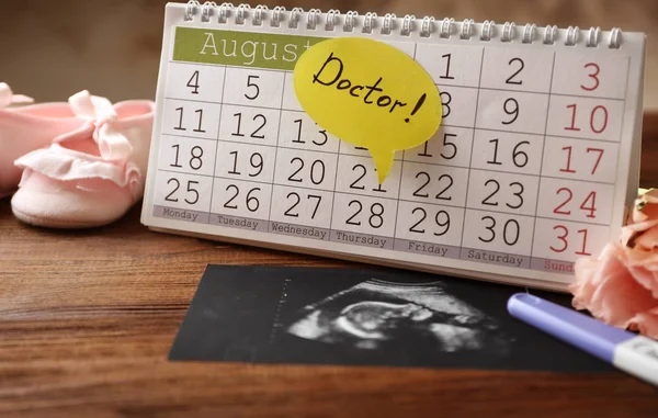 Kalender met echografie van baby — Stockfoto