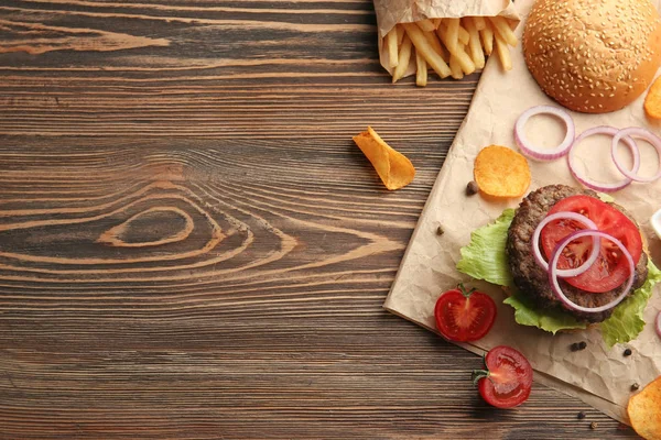 Delicious burger and fresh tomatoes — Stock Photo, Image