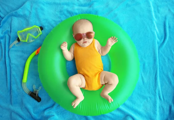 Bebê bonito com anel de natação e máscara de snorkeling — Fotografia de Stock