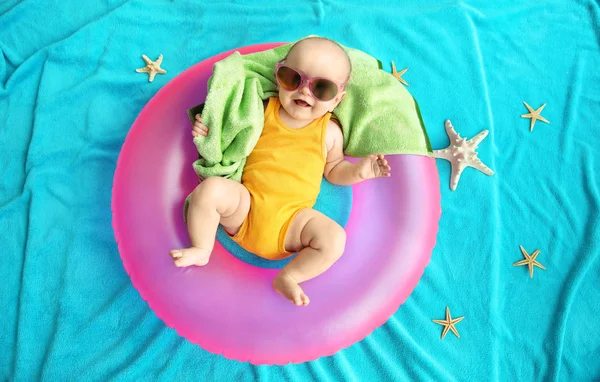 Lindo bebé con anillo de natación — Foto de Stock