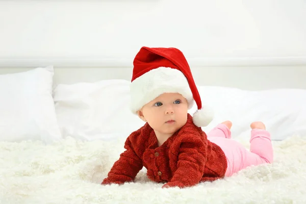 Söt bebis i tomte hatt — Stockfoto