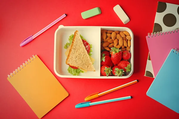 Lunch box z żywność i artykuły papiernicze — Zdjęcie stockowe