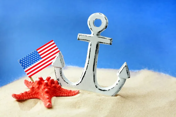 Çapa, deniz yıldızı ve ABD bayrağı  