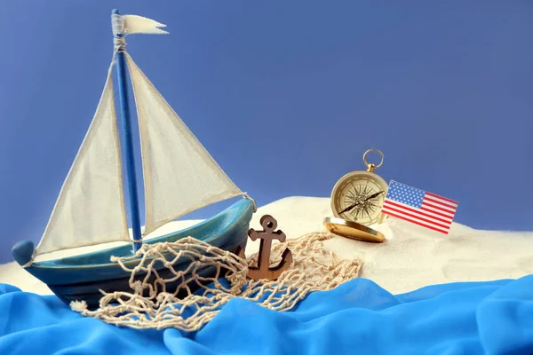 Drewnianej łodzi, kompas i flaga Usa — Zdjęcie stockowe