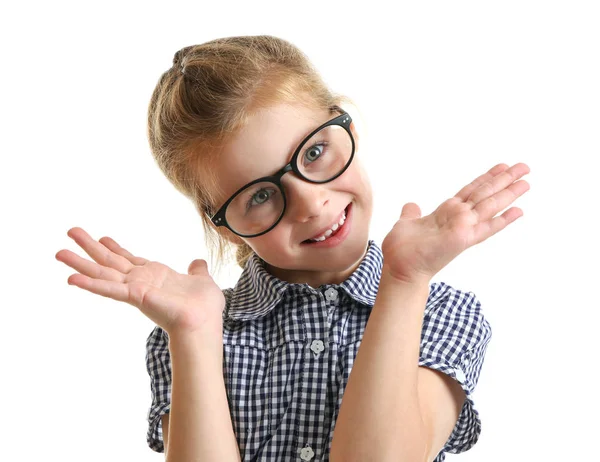 Смешная маленькая девочка в очках — стоковое фото