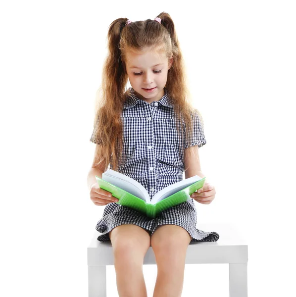 Roztomilé děvče čtení knihy — Stock fotografie