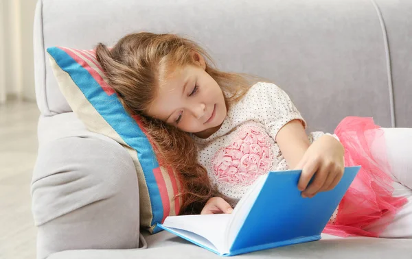 Sevimli kız kanepede kitap okuma