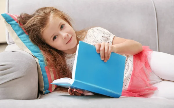 Sevimli kız kanepede kitap okuma