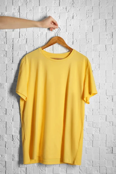 T-shirt blanc jaune — Photo