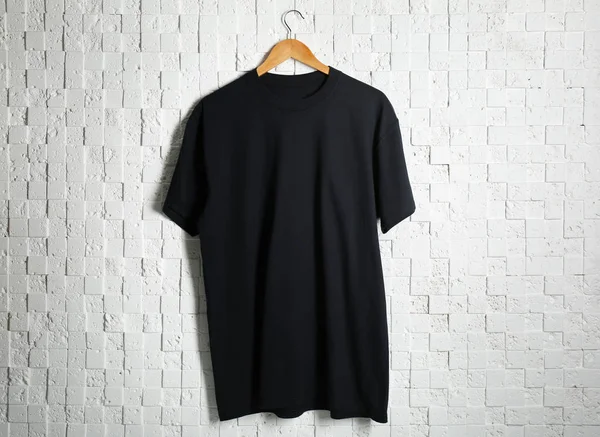 T-shirt preta em branco — Fotografia de Stock