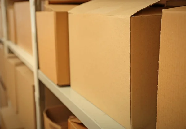 Склад с картонными коробками — стоковое фото