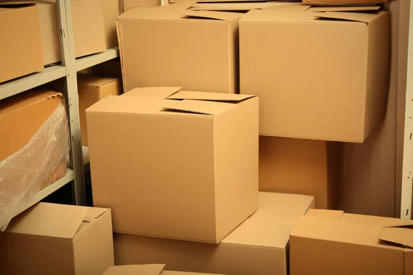 Armazém com caixas de papelão — Fotografia de Stock