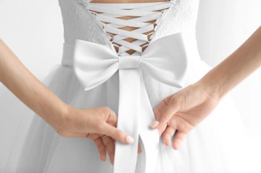 Çok güzel bir elbise içinde gelin