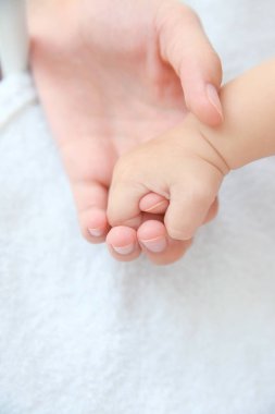 Anne ve küçük bebek eller 