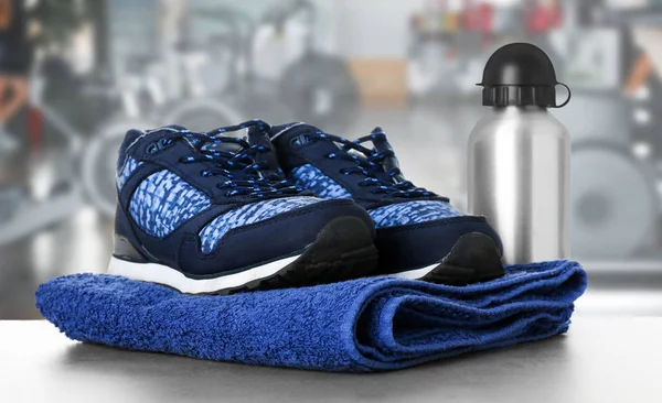 Sportschoenen, handdoek en fles — Stockfoto