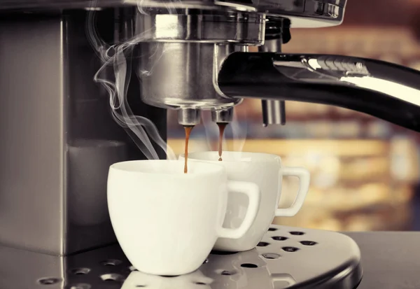 Hacer café expreso en la máquina de café — Foto de Stock