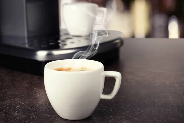 Xícara de café aromático na mesa — Fotografia de Stock