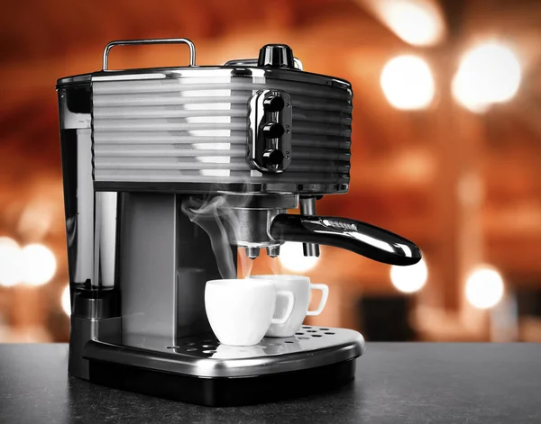 コーヒー マシンでエスプレッソを作る — ストック写真