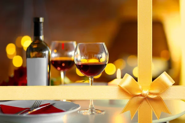 Mesa con copas de vino tinto — Foto de Stock