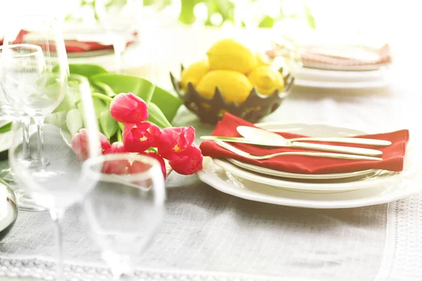 Gerichte und Strauß Tulpen — Stockfoto