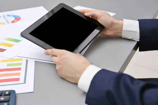 Zakenman met tablet in kantoor — Stockfoto