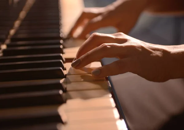 Руки играют на пианино — стоковое фото