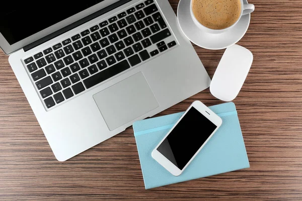 Escritorio de oficina con café y accesorios —  Fotos de Stock