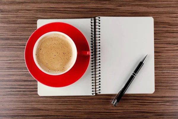 Schreibtisch mit Kaffee und Zubehör — Stockfoto