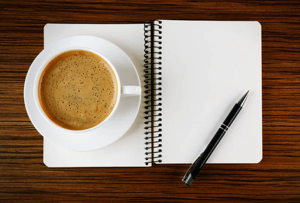 Schreibtisch mit Kaffee und Zubehör — Stockfoto