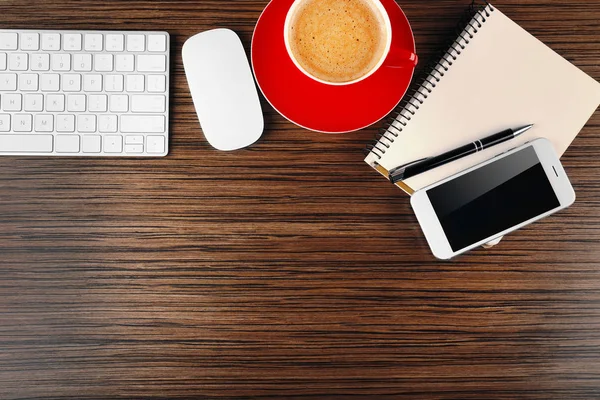 Mesa de escritório com café e acessórios — Fotografia de Stock