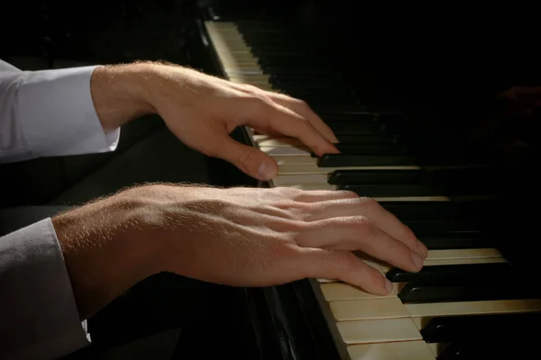 Hands playing piano — Stock Photo, Image