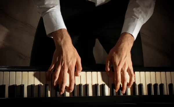 Mains jouant du piano — Photo