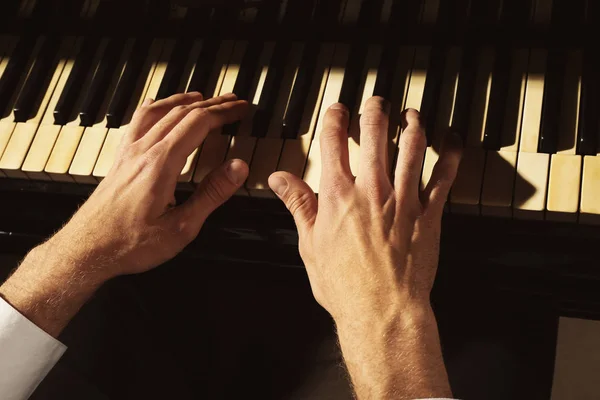 Händer spelar piano — Stockfoto