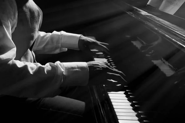 ピアノを弾く手 — ストック写真