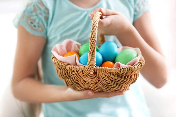 Mädchen mit Ostereiern — Stockfoto