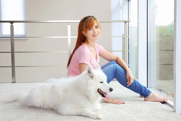 Chica con lindo samoyedo perro — Foto de Stock