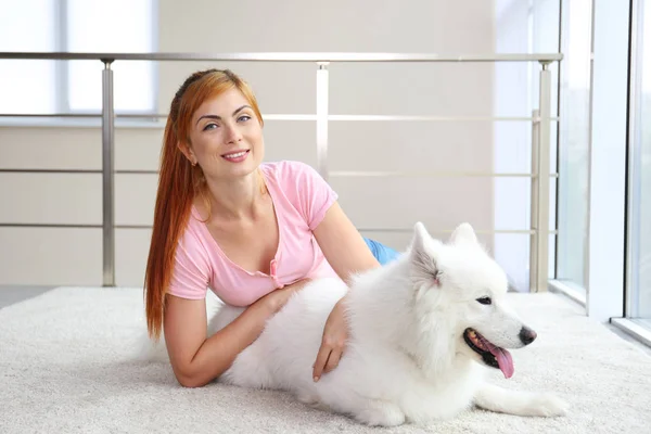 Fille avec mignon chien Samoyed — Photo