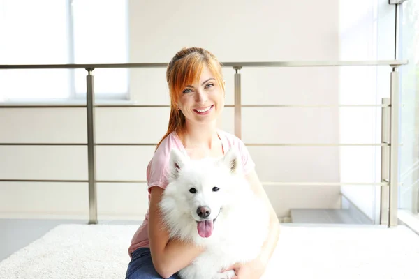 Dívka s roztomilé pes samojed — Stock fotografie