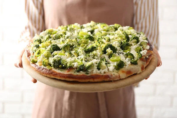 Mujer sosteniendo pizza vegetariana —  Fotos de Stock