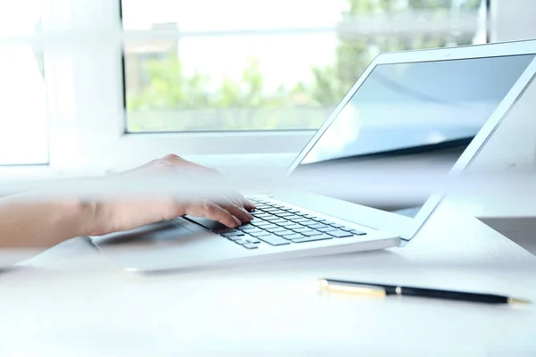 Vrouw handen werken op de computer — Stockfoto