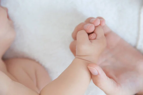 Mère et petits mains de bébé — Photo
