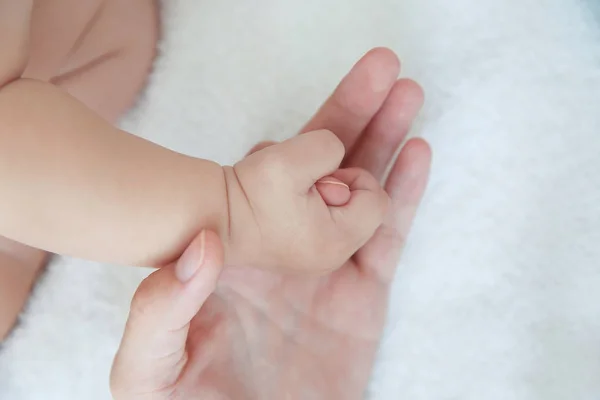 Mãe e pequeno bebê mãos — Fotografia de Stock