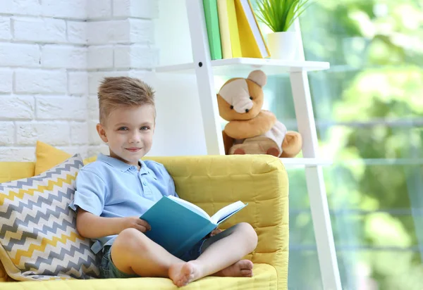 Μικρό αγόρι διαβάζει το βιβλίο — Φωτογραφία Αρχείου