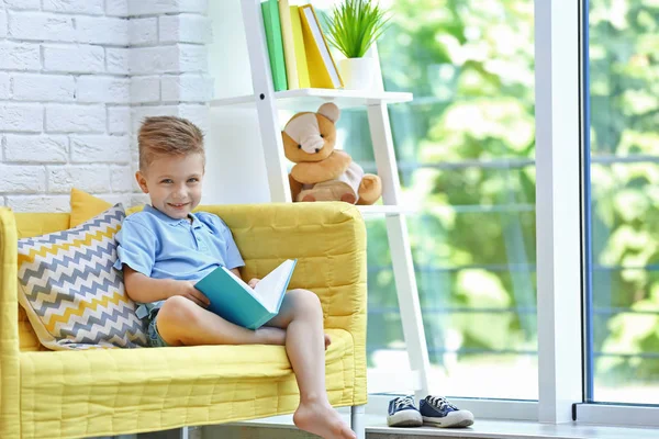 Pequeno menino leitura livro — Fotografia de Stock