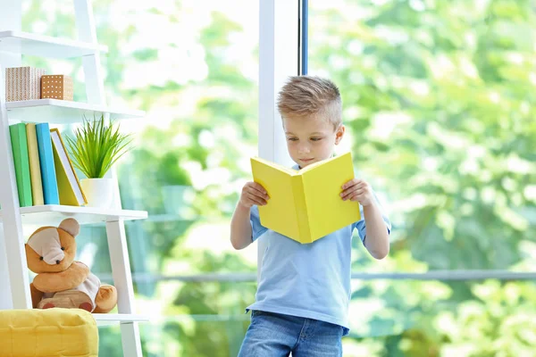 Pojke läsa bok — Stockfoto