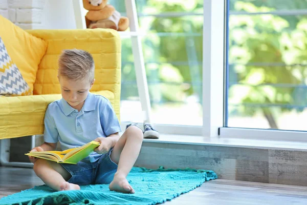 Jongen lezen boek — Stockfoto