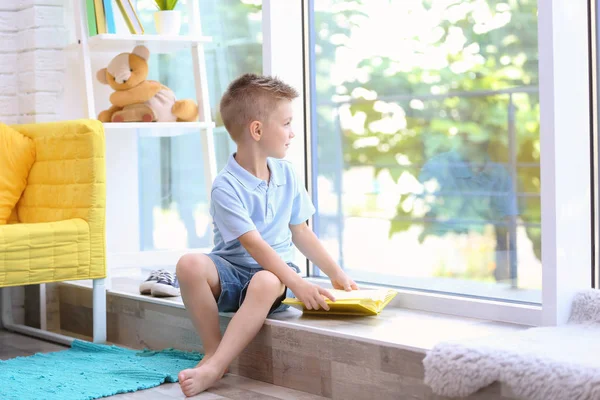 Söt Pojke Intressant Bok Fönsterbrädan — Stockfoto