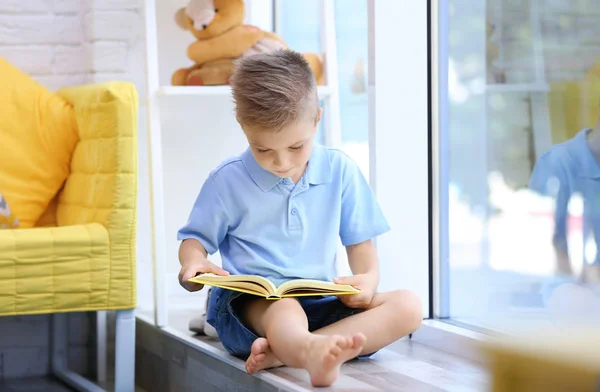 Симпатичный Мальчик Читает Интересную Книгу Подоконнике — стоковое фото