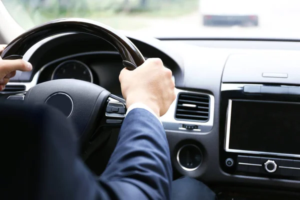 Manos masculinas en el volante — Foto de Stock