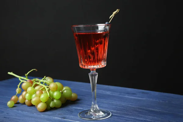 Coquetel saboroso e uva — Fotografia de Stock